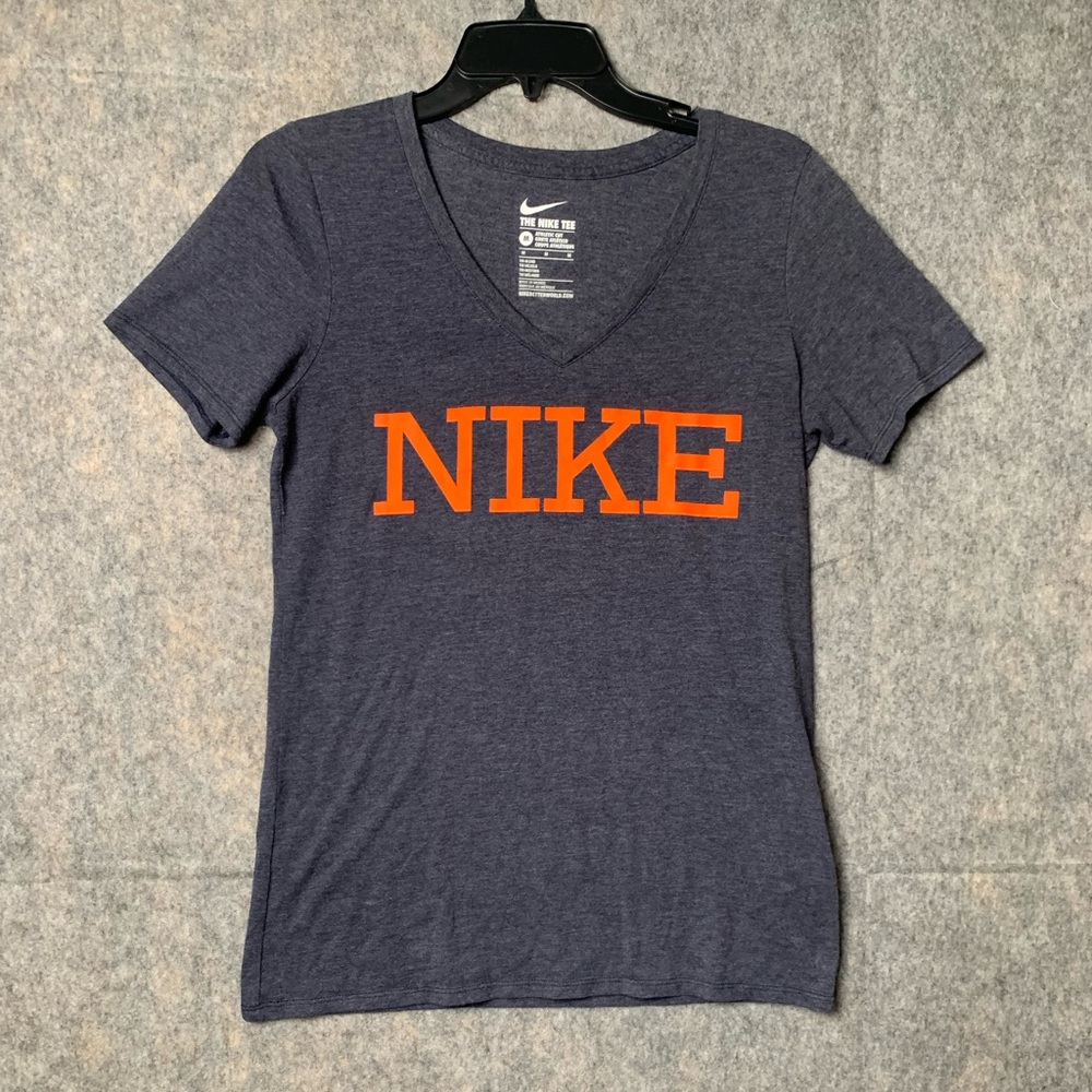 The Nike‎ Tee Women Size Medium Athletic Cut Short Sleeve Shirt